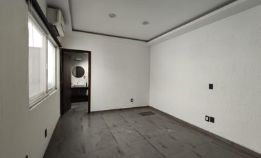 Amplia Propiedad adaptada como Salon de Eventos u oficinas