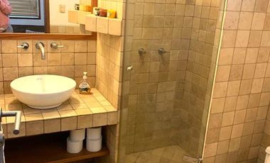 ALQUILO EN PRECIOSA CASA LINDAS HABITACIONES CON AREAS COMUNES: PISCINA, COCINA, LAVANDERÍA. PRECIO TODO INCLUIDO, SOLO MUJERES