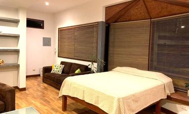 ALQUILO EN PRECIOSA CASA LINDAS HABITACIONES CON AREAS COMUNES: PISCINA, COCINA, LAVANDERÍA. PRECIO TODO INCLUIDO, SOLO MUJERES