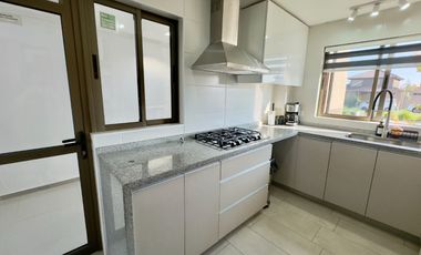 Exclusiva Casa en Arriendo en Condominio La Cosecha – Chicureo Oriente.