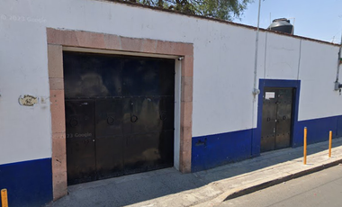 Casa Con Locales Comerciales De Recuperación Bancaria