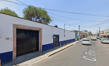 Casa Con Locales Comerciales De Recuperación Bancaria
