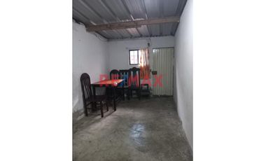 Se Vende Casa Como Terreno En S.J.M. Frente Al Parque Zonal