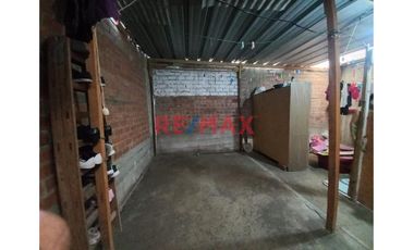 Se Vende Casa Como Terreno En S.J.M. Frente Al Parque Zonal