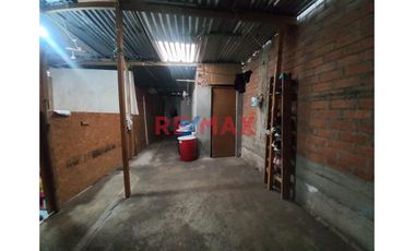 Se Vende Casa Como Terreno En S.J.M. Frente Al Parque Zonal