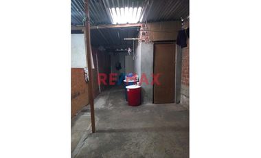 Se Vende Casa Como Terreno En S.J.M. Frente Al Parque Zonal