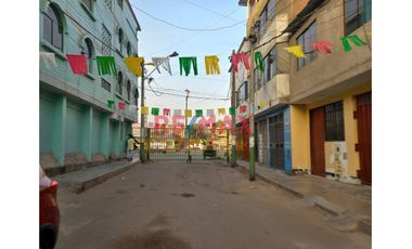 Se Vende Casa Como Terreno En S.J.M. Frente Al Parque Zonal