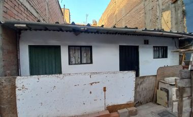 Se Vende Casa Como Terreno En S.J.M. Frente Al Parque Zonal