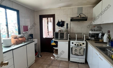 🏡 ¡EN VENTA! Casa de dos pisos + mini departamento independiente.