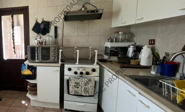 🏡 ¡EN VENTA! Casa de dos pisos + mini departamento independiente.