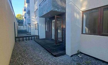 Arriendo departamento con patio A 3 cuadras de Clínica Universitaria y cercano a Universidad san Sebastián.A solo 10 minutos del centro de Puerto Montt y Balneario Pelluco. Cuenta con. Living comedor Cocina concepto abierto amoblada con encimera   horno y  campana extractora. Muebles de vitrocerámica. Cuenta con pario de 30.45 M2. para realizar tus eventos familiares o amigos.Gastos Comunes incluidos.