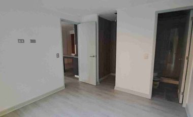 Arriendo departamento con patio A 3 cuadras de Clínica Universitaria y cercano a Universidad san Sebastián.A solo 10 minutos del centro de Puerto Montt y Balneario Pelluco. Cuenta con. Living comedor Cocina concepto abierto amoblada con encimera   horno y  campana extractora. Muebles de vitrocerámica. Cuenta con pario de 30.45 M2. para realizar tus eventos familiares o amigos.Gastos Comunes incluidos.