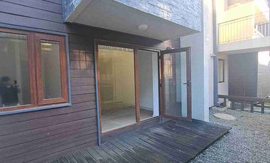 Arriendo departamento con patio A 3 cuadras de Clínica Universitaria y cercano a Universidad san Sebastián.A solo 10 minutos del centro de Puerto Montt y Balneario Pelluco. Cuenta con. Living comedor Cocina concepto abierto amoblada con encimera   horno y  campana extractora. Muebles de vitrocerámica. Cuenta con pario de 30.45 M2. para realizar tus eventos familiares o amigos.Gastos Comunes incluidos.