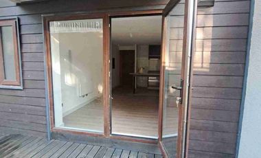 Arriendo departamento con patio A 3 cuadras de Clínica Universitaria y cercano a Universidad san Sebastián.A solo 10 minutos del centro de Puerto Montt y Balneario Pelluco. Cuenta con. Living comedor Cocina concepto abierto amoblada con encimera   horno y  campana extractora. Muebles de vitrocerámica. Cuenta con pario de 30.45 M2. para realizar tus eventos familiares o amigos.Gastos Comunes incluidos.