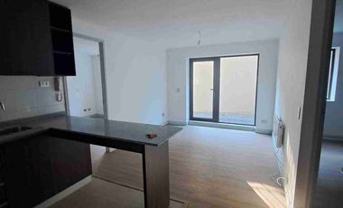 Arriendo departamento con patio A 3 cuadras de Clínica Universitaria y cercano a Universidad san Sebastián.A solo 10 minutos del centro de Puerto Montt y Balneario Pelluco. Cuenta con. Living comedor Cocina concepto abierto amoblada con encimera   horno y  campana extractora. Muebles de vitrocerámica. Cuenta con pario de 30.45 M2. para realizar tus eventos familiares o amigos.Gastos Comunes incluidos.
