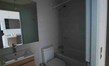 Arriendo departamento con patio A 3 cuadras de Clínica Universitaria y cercano a Universidad san Sebastián.A solo 10 minutos del centro de Puerto Montt y Balneario Pelluco. Cuenta con. Living comedor Cocina concepto abierto amoblada con encimera   horno y  campana extractora. Muebles de vitrocerámica. Cuenta con pario de 30.45 M2. para realizar tus eventos familiares o amigos.Gastos Comunes incluidos.