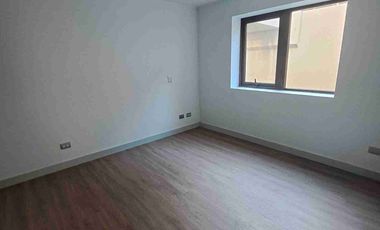 Arriendo departamento con patio A 3 cuadras de Clínica Universitaria y cercano a Universidad san Sebastián.A solo 10 minutos del centro de Puerto Montt y Balneario Pelluco. Cuenta con. Living comedor Cocina concepto abierto amoblada con encimera   horno y  campana extractora. Muebles de vitrocerámica. Cuenta con pario de 30.45 M2. para realizar tus eventos familiares o amigos.Gastos Comunes incluidos.