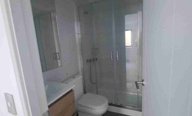 Arriendo departamento con patio A 3 cuadras de Clínica Universitaria y cercano a Universidad san Sebastián.A solo 10 minutos del centro de Puerto Montt y Balneario Pelluco. Cuenta con. Living comedor Cocina concepto abierto amoblada con encimera   horno y  campana extractora. Muebles de vitrocerámica. Cuenta con pario de 30.45 M2. para realizar tus eventos familiares o amigos.Gastos Comunes incluidos.