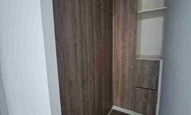 Arriendo departamento con patio A 3 cuadras de Clínica Universitaria y cercano a Universidad san Sebastián.A solo 10 minutos del centro de Puerto Montt y Balneario Pelluco. Cuenta con. Living comedor Cocina concepto abierto amoblada con encimera   horno y  campana extractora. Muebles de vitrocerámica. Cuenta con pario de 30.45 M2. para realizar tus eventos familiares o amigos.Gastos Comunes incluidos.