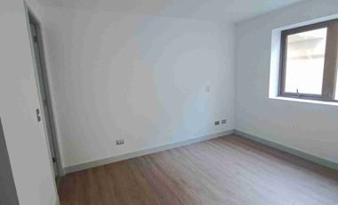 Arriendo departamento con patio A 3 cuadras de Clínica Universitaria y cercano a Universidad san Sebastián.A solo 10 minutos del centro de Puerto Montt y Balneario Pelluco. Cuenta con. Living comedor Cocina concepto abierto amoblada con encimera   horno y  campana extractora. Muebles de vitrocerámica. Cuenta con pario de 30.45 M2. para realizar tus eventos familiares o amigos.Gastos Comunes incluidos.