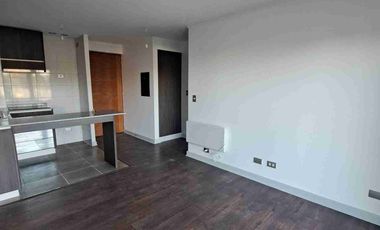 Arriendo departamento con patio A 3 cuadras de Clínica Universitaria y cercano a Universidad san Sebastián.A solo 10 minutos del centro de Puerto Montt y Balneario Pelluco. Cuenta con. Living comedor Cocina concepto abierto amoblada con encimera   horno y  campana extractora. Muebles de vitrocerámica. Cuenta con pario de 30.45 M2. para realizar tus eventos familiares o amigos.Gastos Comunes incluidos.