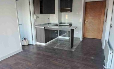 Arriendo departamento con patio A 3 cuadras de Clínica Universitaria y cercano a Universidad san Sebastián.A solo 10 minutos del centro de Puerto Montt y Balneario Pelluco. Cuenta con. Living comedor Cocina concepto abierto amoblada con encimera   horno y  campana extractora. Muebles de vitrocerámica. Cuenta con pario de 30.45 M2. para realizar tus eventos familiares o amigos.Gastos Comunes incluidos.