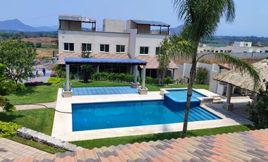 Casa ecológica  de 3 recámaras y 3 baños, con alberca en condominio, Residencial Cumbres Tulipanes en Xochitepec, Mor.