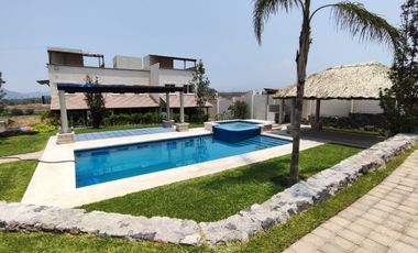Casa ecológica  de 3 recámaras y 3 baños, con alberca en condominio, Residencial Cumbres Tulipanes en Xochitepec, Mor.