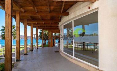 Arriendo año corrido, hermoso depto amoblado primera línea playa La Herradura. 3D y 2B. $800.000