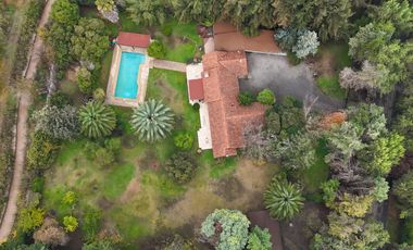 Parcela en excelente estado 5d y 4b en Chicureo Centro con piscina