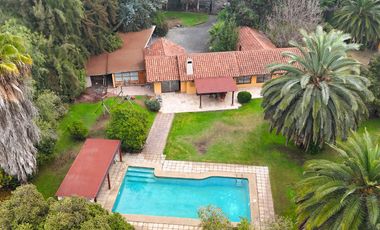 Parcela en excelente estado 5d y 4b en Chicureo Centro con piscina
