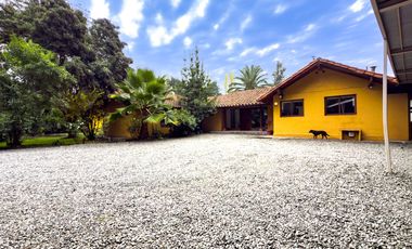 Parcela en excelente estado 5d y 4b en Chicureo Centro con piscina