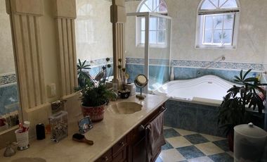 Se vende casa en Colinas Del Bosque con doble filtro de seguridad
