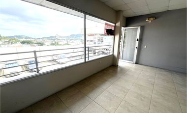 RENTO OPTIMA OFICINA DENTRO DE CENTRO COMERCIAL