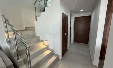 Casa en La Vista Residencial, Querétaro. Excelente ubicación frente al centro comercial Paseo Querétaro.