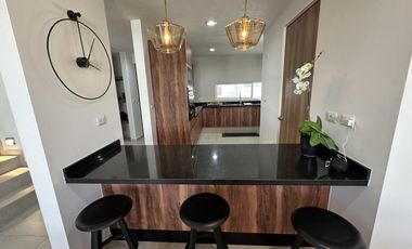 Casa en La Vista Residencial, Querétaro. Excelente ubicación frente al centro comercial Paseo Querétaro.