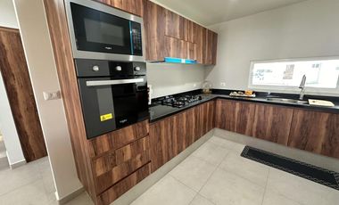 Casa en La Vista Residencial, Querétaro. Excelente ubicación frente al centro comercial Paseo Querétaro.