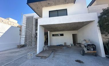 Residencia de lujo en La Vista Residencial, Querétaro. Ubicado frente al centro comercial Paseo Querétaro.