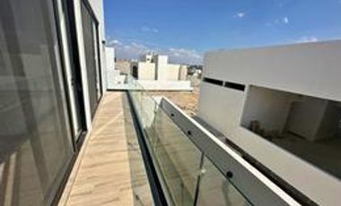 Residencia de lujo en La Vista Residencial, Querétaro. Ubicado frente al centro comercial Paseo Querétaro.