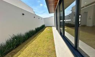 Residencia de lujo en La Vista Residencial, Querétaro. Ubicado frente al centro comercial Paseo Querétaro.