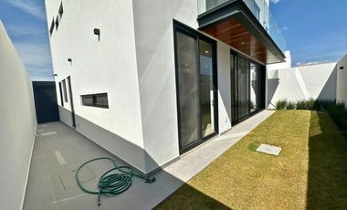 Residencia de lujo en La Vista Residencial, Querétaro. Ubicado frente al centro comercial Paseo Querétaro.