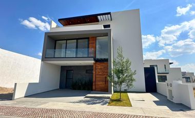 Residencia de lujo en La Vista Residencial, Querétaro. Ubicado frente al centro comercial Paseo Querétaro.