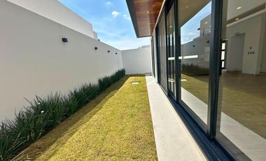 Residencia de lujo en La Vista Residencial, Querétaro. Ubicado frente al centro comercial Paseo Querétaro.