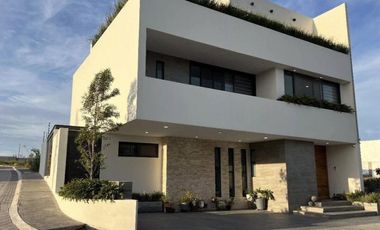 Residencia de lujo en La Vista Residencial, Querétaro. Ubicado frente al centro comercial Paseo Querétaro.