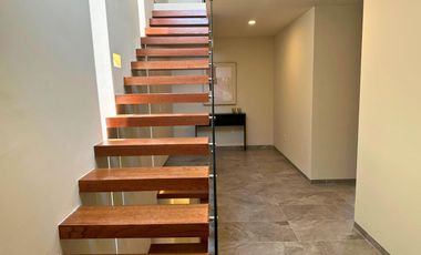 Casa de 3 niveles en Altos Juriquilla, Querétaro.