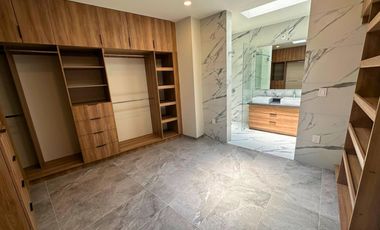 Casa de 3 niveles en Altos Juriquilla, Querétaro.