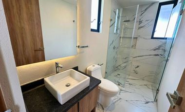 Casa de 3 niveles en Altos Juriquilla, Querétaro.