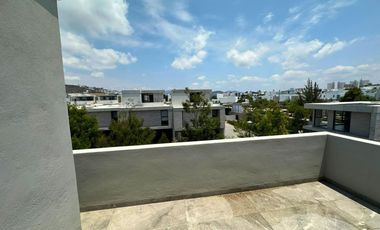 Casa de 3 niveles en Altos Juriquilla, Querétaro.