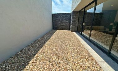 Casa de 3 niveles en Altos Juriquilla, Querétaro.