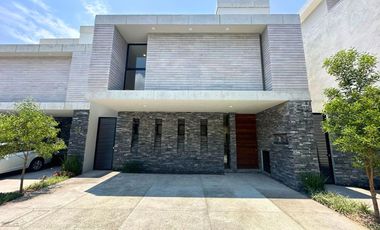 Casa de 3 niveles en Altos Juriquilla, Querétaro.
